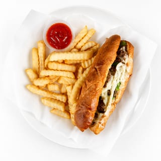 Philly Cheese Steak Sandwich w/ Fries (Sándwich De Filete De Queso Philly Con Papas Fritas)